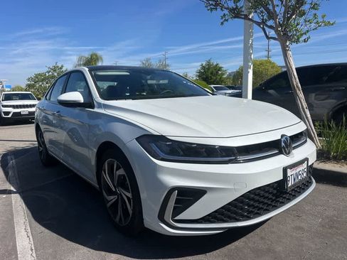 Used 2025 Volkswagen Jetta SEL image 3