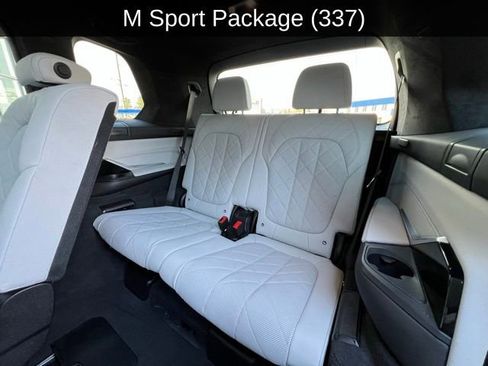 Used 2023 BMW X7 xDrive40i w/ M Sport Package image 3