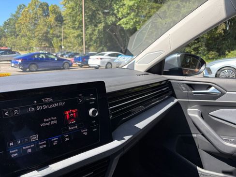 Used 2025 Volkswagen Jetta SE image 35