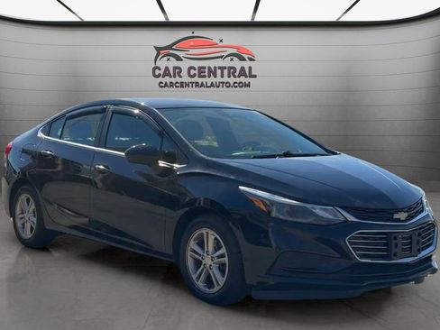 Used 2017 Chevrolet Cruze LT w/ Leather Package FWD image 7