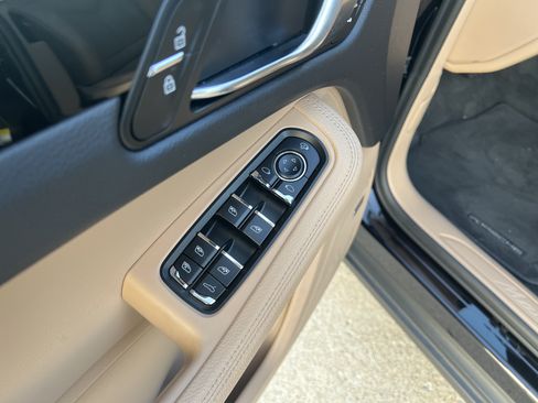 Used 2024 Porsche Macan AWD/4WD image 13
