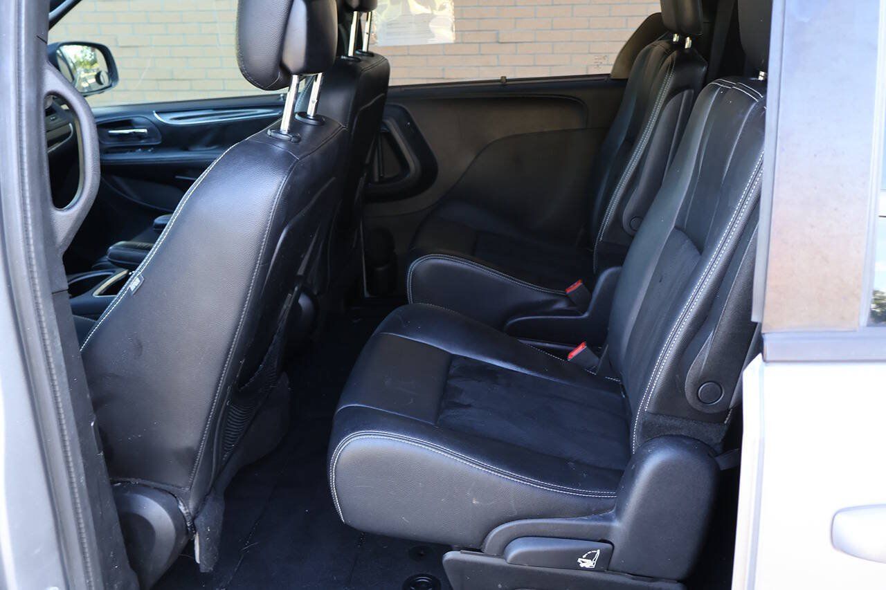 Used 2016 Dodge Grand Caravan SXT FWD image 13