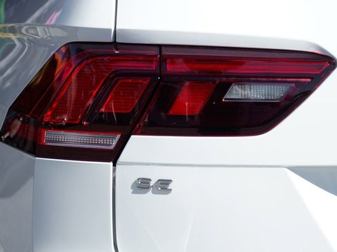 Used 2022 Volkswagen Tiguan SE R-Line image 48