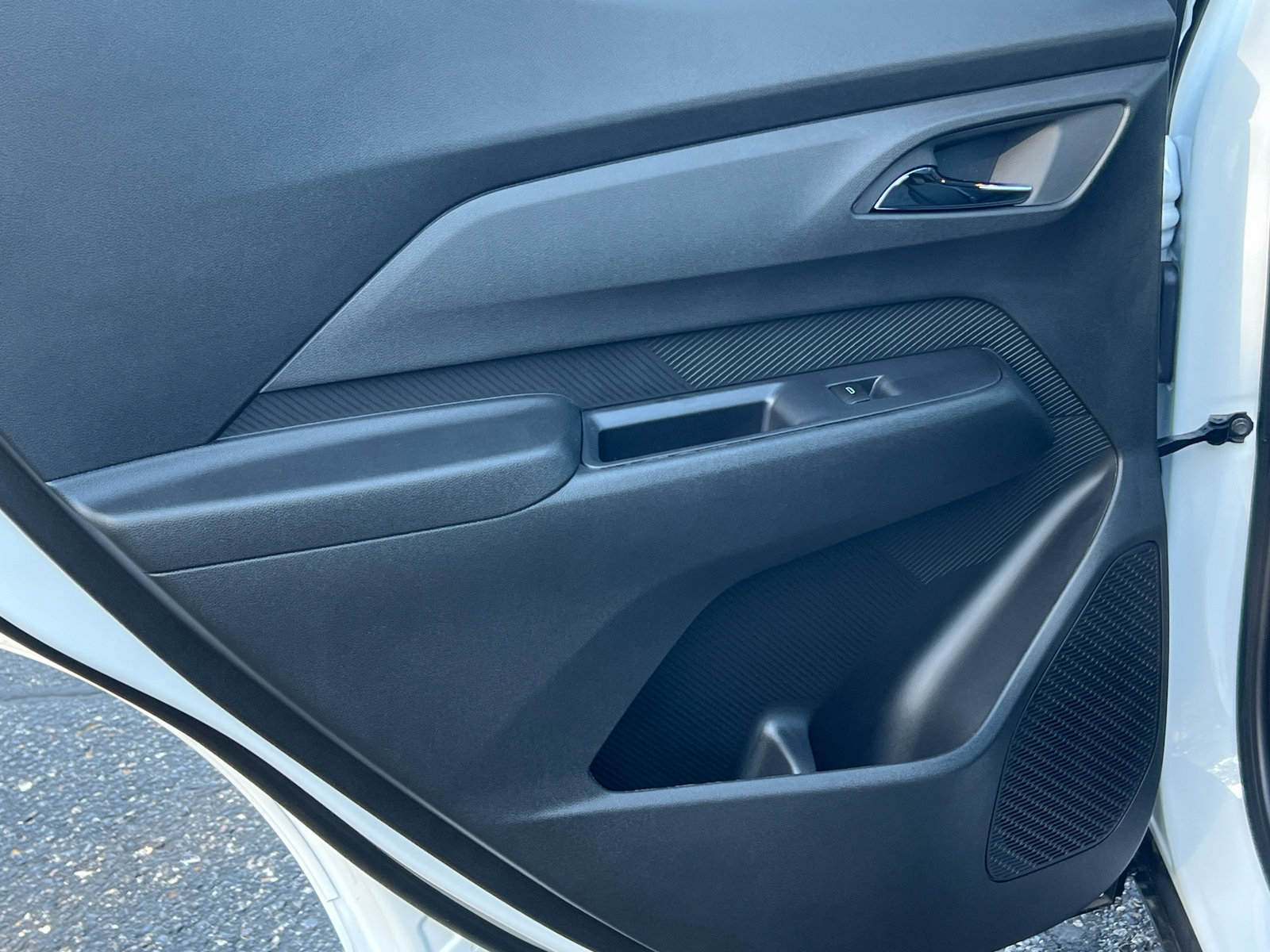 New 2027 Chevrolet Bolt LT w/ Comfort Package FWD image 28