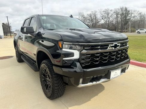 Used 2025 Chevrolet Silverado 1500 ZR2 w/ Technology Package image 7