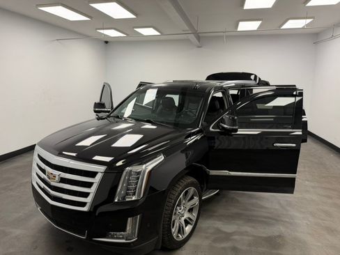Used 2017 Cadillac Escalade Luxury AWD/4WD image 25