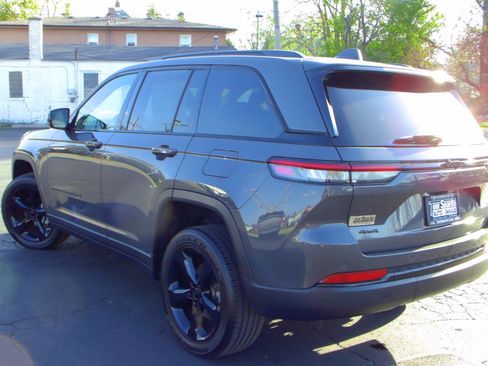 Used 2023 Jeep Grand Cherokee Altitude AWD/4WD image 4