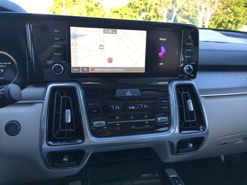 Used 2023 Kia Sorento SX image 19