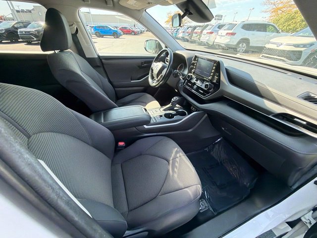 Used 2021 Toyota Highlander LE AWD/4WD image 17