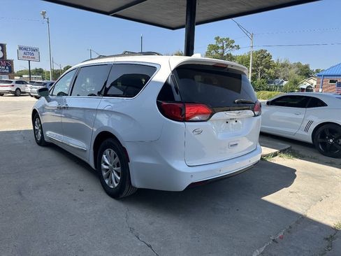 Used 2017 Chrysler Pacifica Touring-L FWD image 6