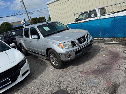 Used 2019 Nissan Frontier SL RWD image 2