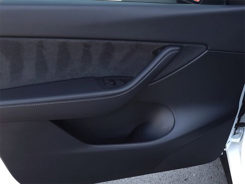 Used 2022 Tesla Model Y Long Range image 10