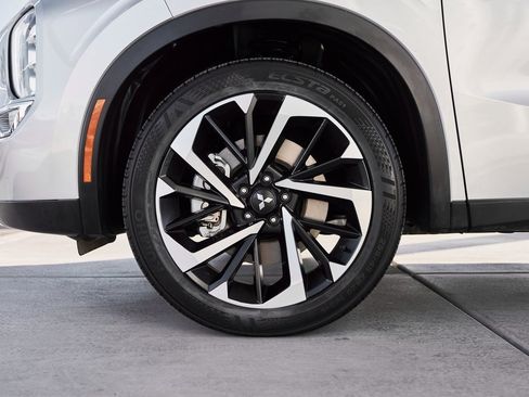 Used 2023 Mitsubishi Outlander SE image 3