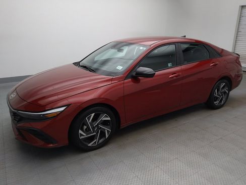Used 2025 Hyundai Elantra Sport FWD image 2