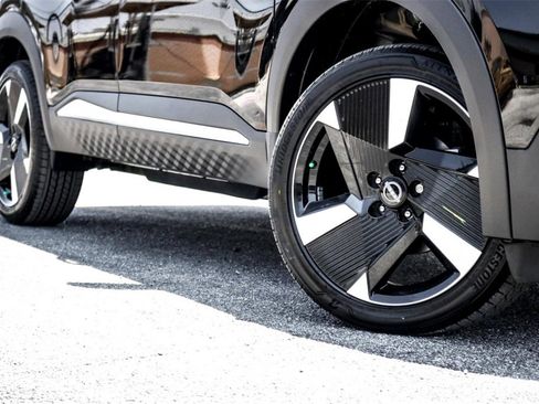 New 2025 Nissan Kicks SR image 2