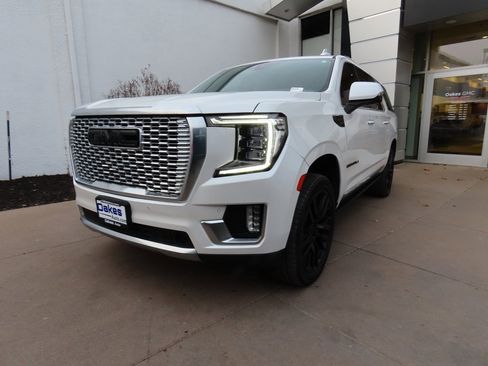 Used 2021 GMC Yukon XL Denali w/ Denali Ultimate Package image 3