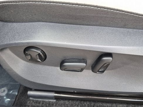 Used 2025 Volkswagen Taos SE AWD/4WD image 14