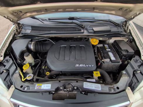 Used 2014 Chrysler Town & Country Touring-L w/ Driver Convenience Group image 14