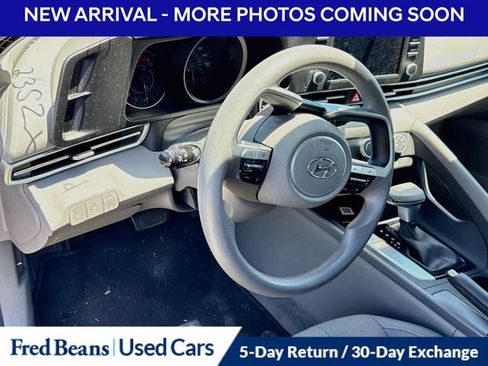 Used 2021 Hyundai Elantra SE FWD image 3