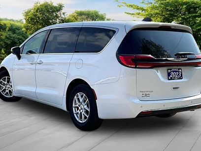 Used 2023 Chrysler Pacifica Touring-L