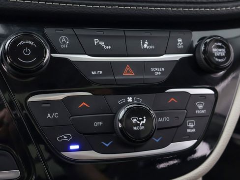 Used 2024 Chrysler Pacifica Limited image 60