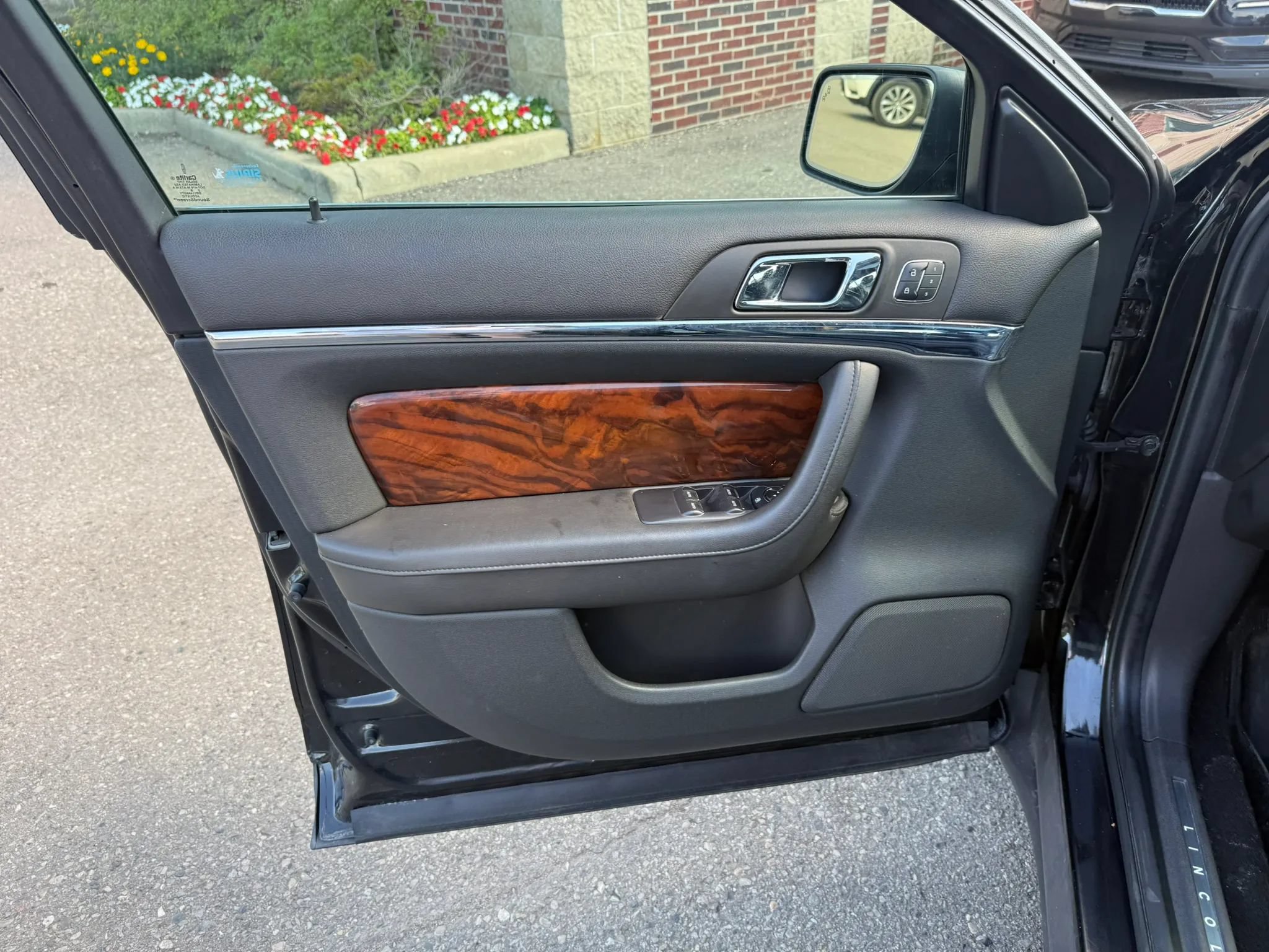 Used 2013 Lincoln MKS AWD image 16