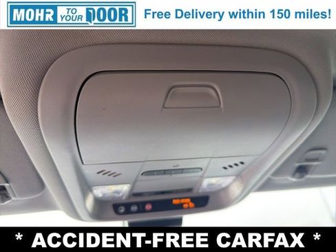 Used 2024 GMC Terrain SLT image 29