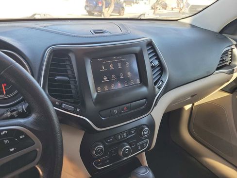 Used 2019 Jeep Cherokee Latitude w/ Popular Appearance Group image 16