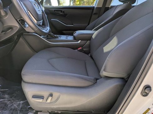 Used 2024 Toyota Highlander LE image 17