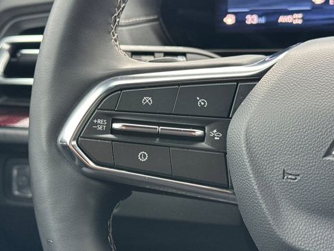 Used 2025 Chevrolet Traverse Z71 image 36