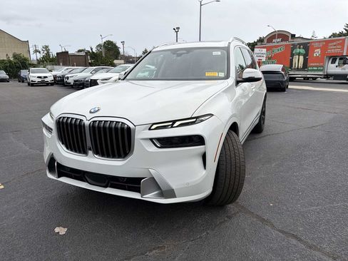 Used 2024 BMW X7 xDrive40i w/ Parking Assistance Package AWD/4WD image 2