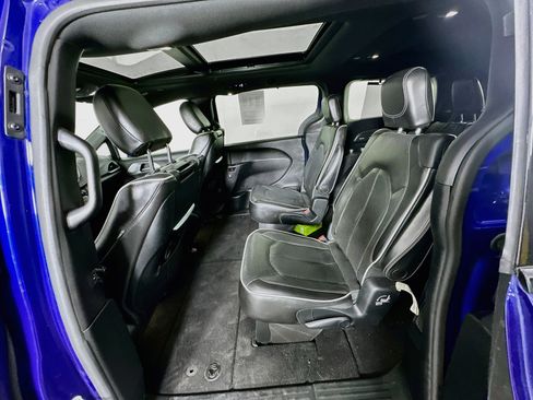 Used 2019 Chrysler Pacifica Limited w/ S Appearance Package FWD image 25