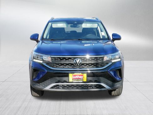 Used 2024 Volkswagen Taos SE w/ Panoramic Sunroof Package image 2