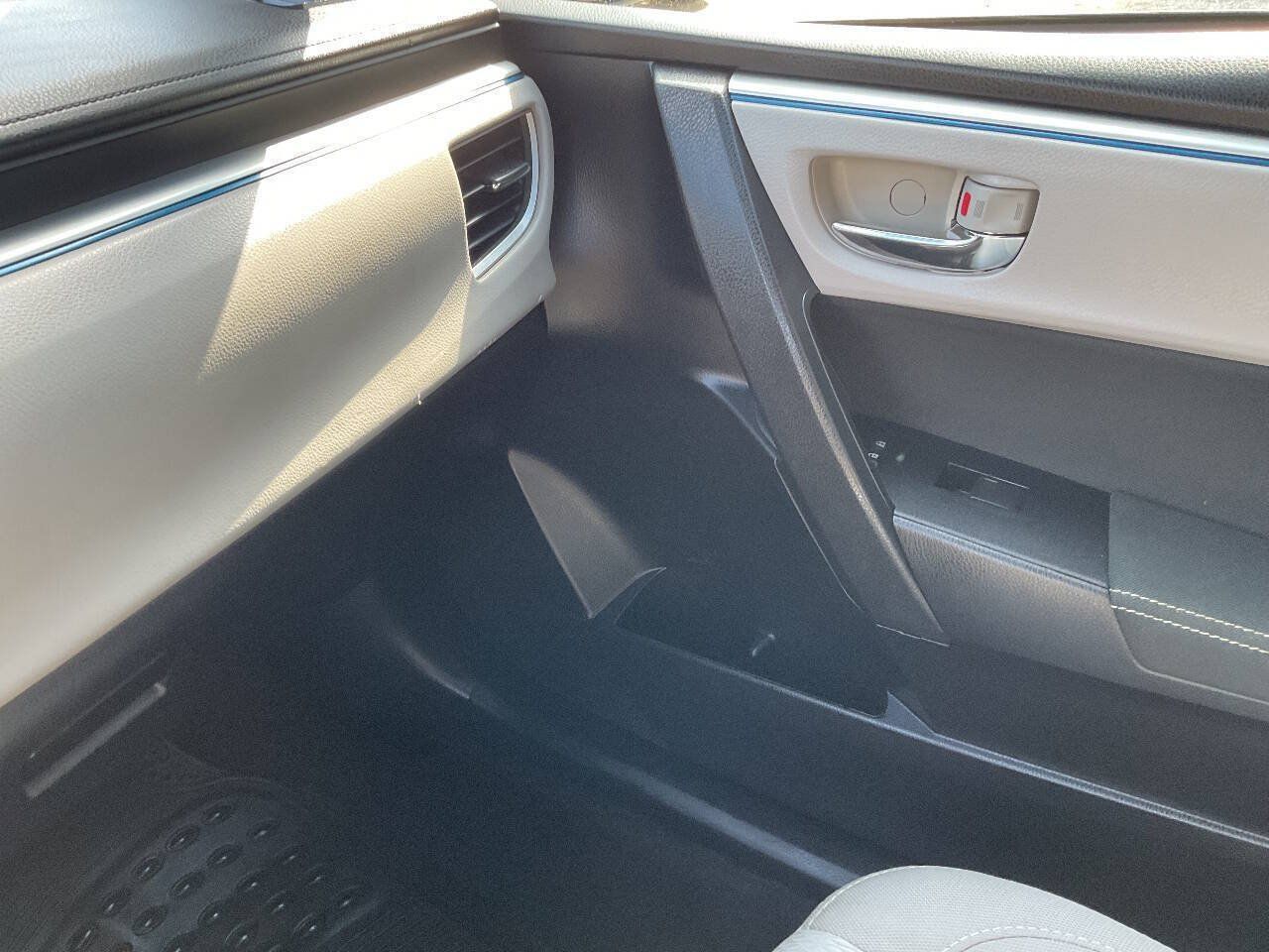 Used 2016 Toyota Corolla LE FWD image 13