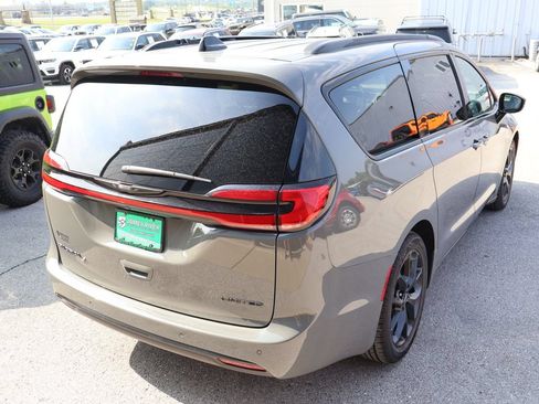 Used 2025 Chrysler Pacifica Limited FWD image 5