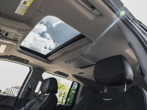 Used 2018 Cadillac Escalade ESV Luxury RWD image 5