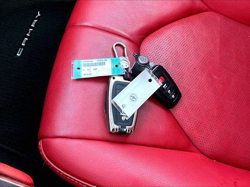 Used 2018 Toyota Camry XSE image 30