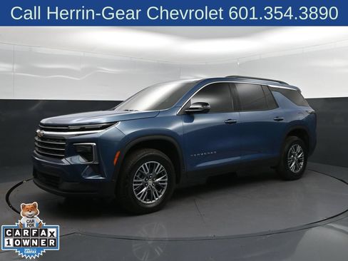Used 2025 Chevrolet Traverse LT FWD image 3
