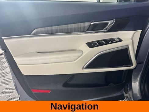 Used 2025 Kia Telluride EX w/ EX Captain's Chair Package image 10