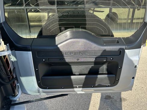 Used 2020 Land Rover Defender 110 First Edition image 23