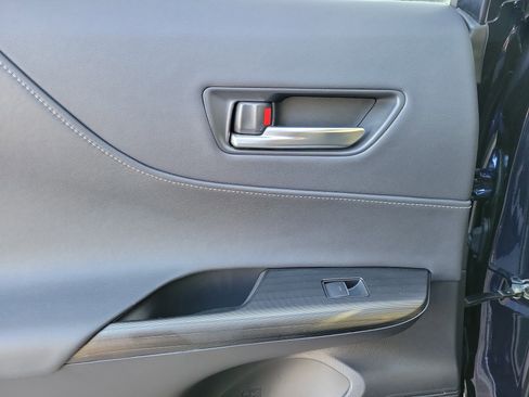 Used 2024 Toyota Venza Limited image 12