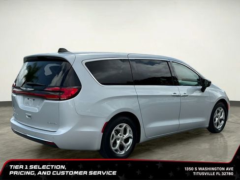 Used 2024 Chrysler Pacifica Limited FWD image 7