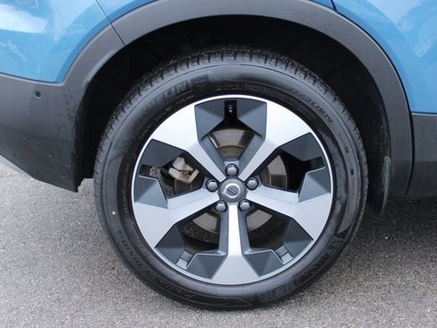 Used 2025 Volvo XC40 B5 Plus image 40