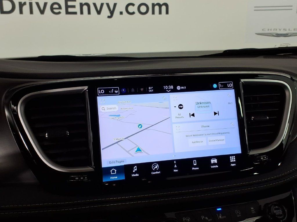 Used 2025 Chrysler Pacifica Select w/ Uconnect Theater Family Group FWD image 19