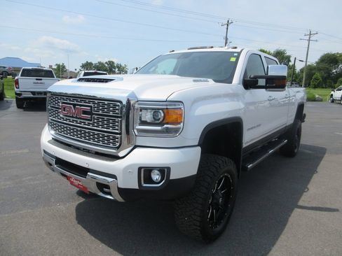Used 2019 GMC Sierra 2500 Denali w/ Duramax Plus Package AWD/4WD image 14