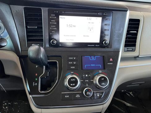 Used 2018 Toyota Sienna LE w/ Carpet Mat Package FWD image 18