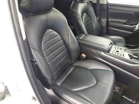 Used 2023 Toyota Highlander XLE AWD/4WD image 40