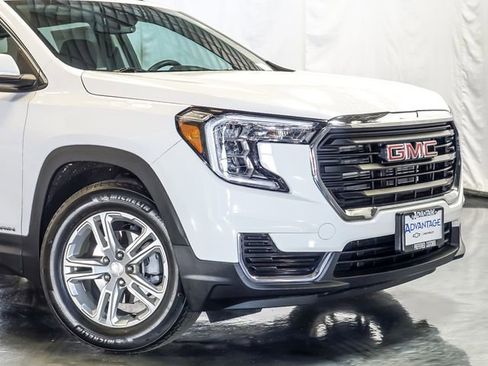 Certified 2023 GMC Terrain SLE w/ Driver Convenience Package FWD image 3