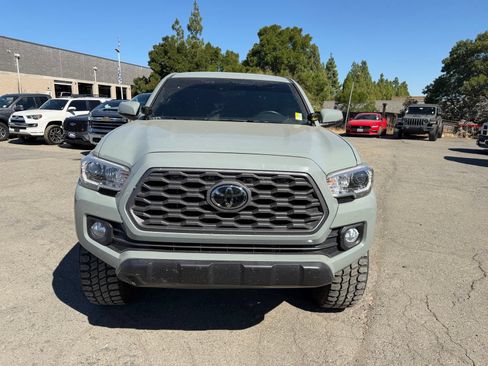 Used 2023 Toyota Tacoma TRD Off-Road w/ Technology Package AWD/4WD image 8