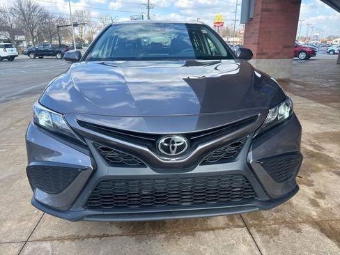 Used 2023 Toyota Camry SE image 3